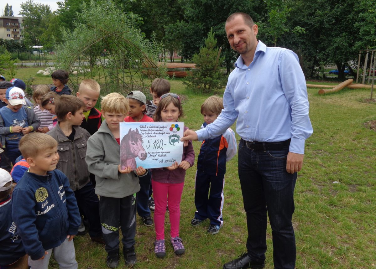 Děti z Mateřské školy Kostička předaly šek na podporu divokých koní v Milovicích