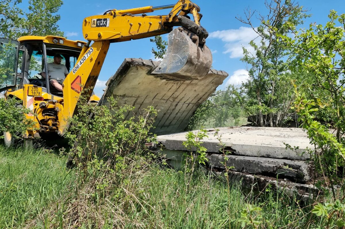Hromady panelů po sovětské armádě odklidili dnes ochránci přírody z rezervace velkých kopytníků